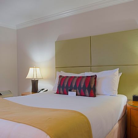 Executive Suites Hotel & Conference Center, Metro Vancouver Бърнаби Екстериор снимка