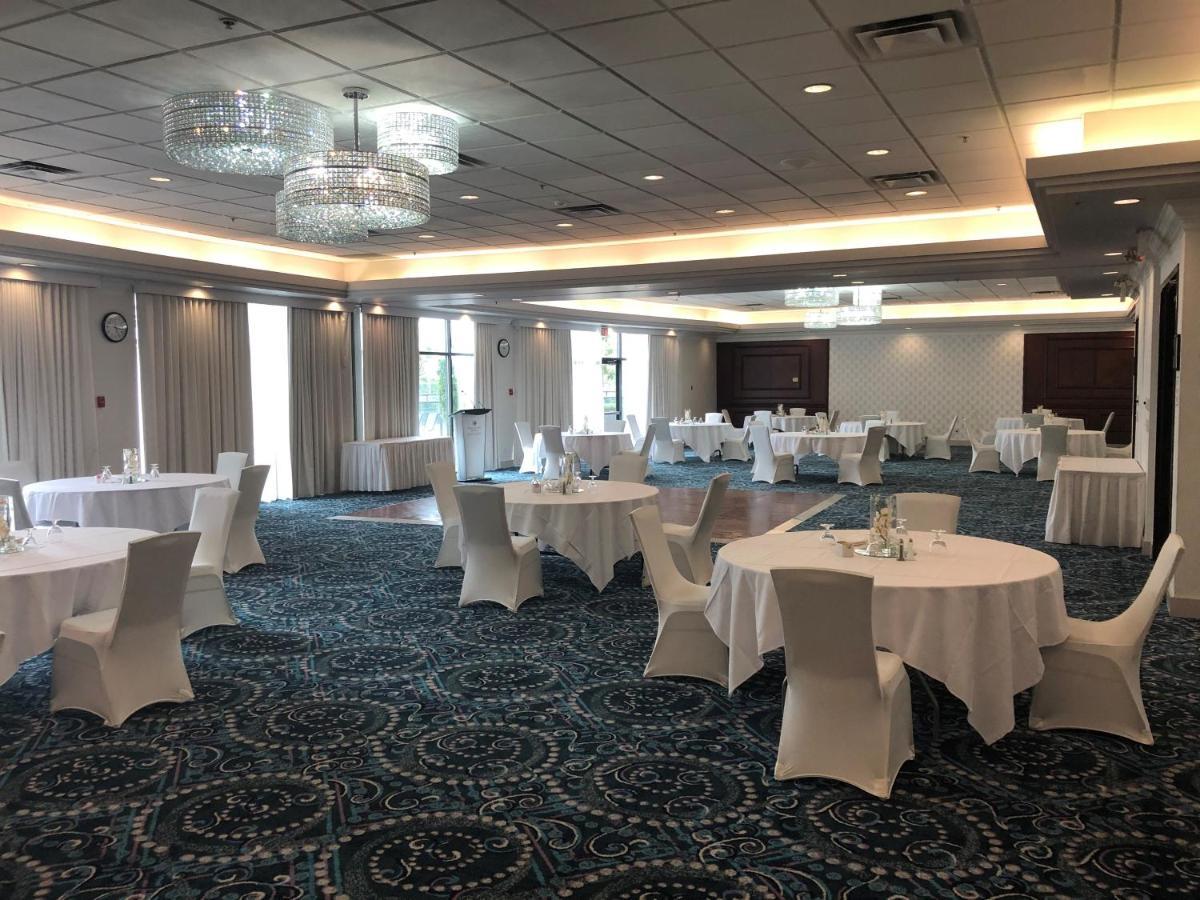 Executive Suites Hotel & Conference Center, Metro Vancouver Бърнаби Екстериор снимка