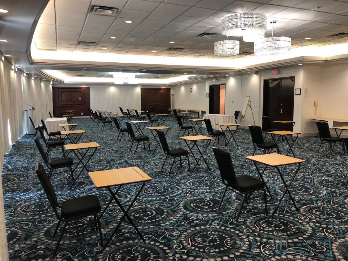 Executive Suites Hotel & Conference Center, Metro Vancouver Бърнаби Екстериор снимка