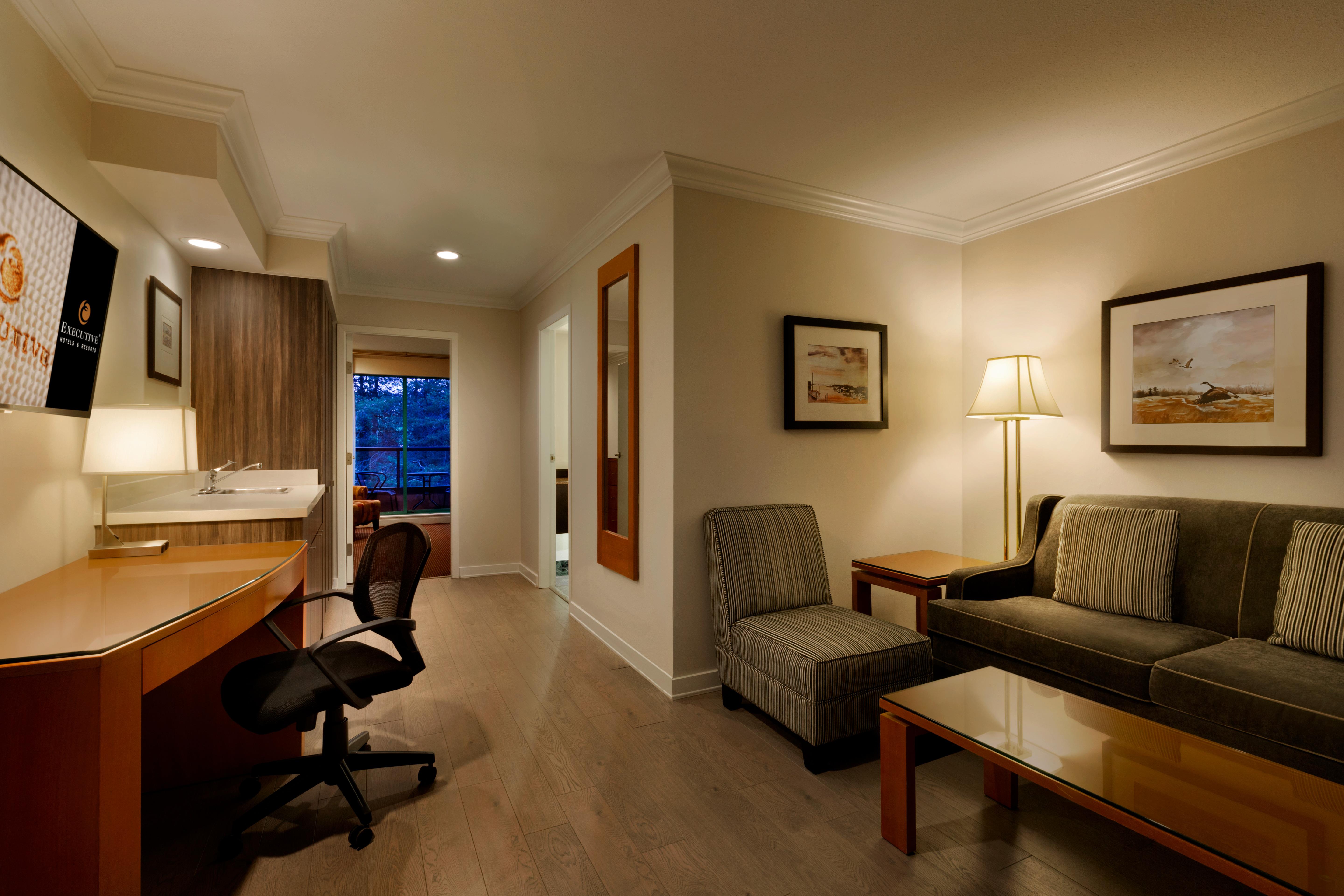 Executive Suites Hotel & Conference Center, Metro Vancouver Бърнаби Екстериор снимка