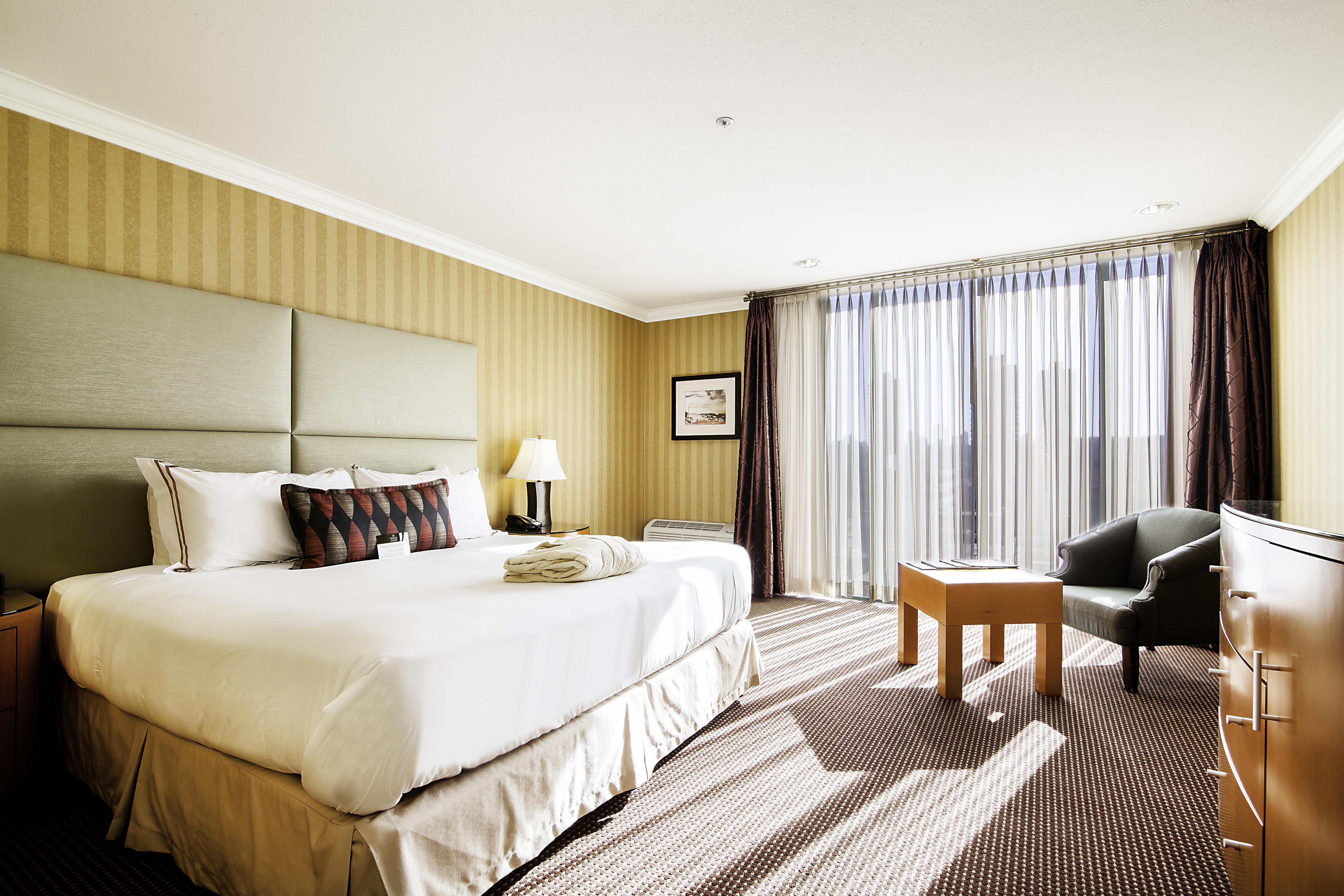Executive Suites Hotel & Conference Center, Metro Vancouver Бърнаби Екстериор снимка