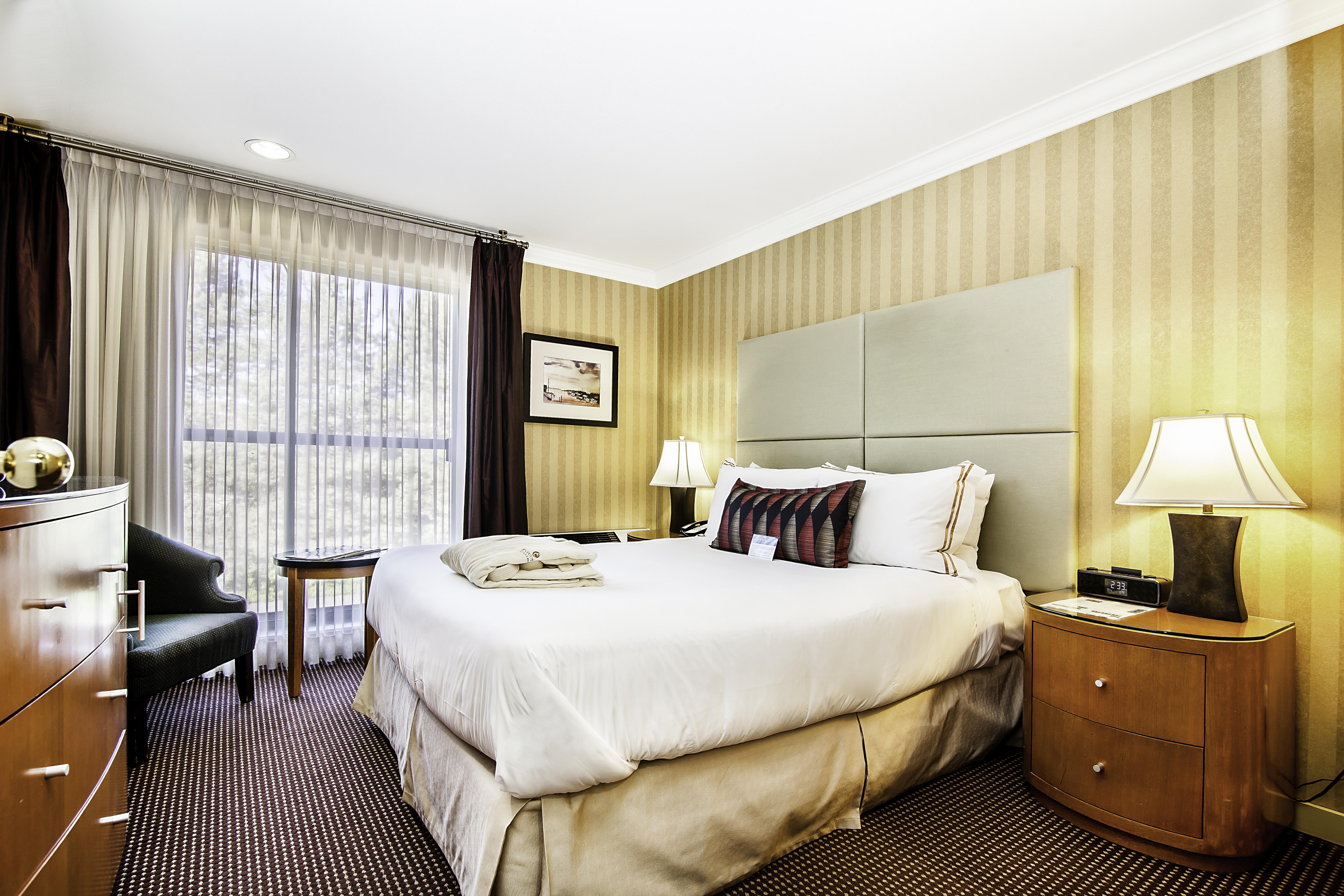Executive Suites Hotel & Conference Center, Metro Vancouver Бърнаби Екстериор снимка