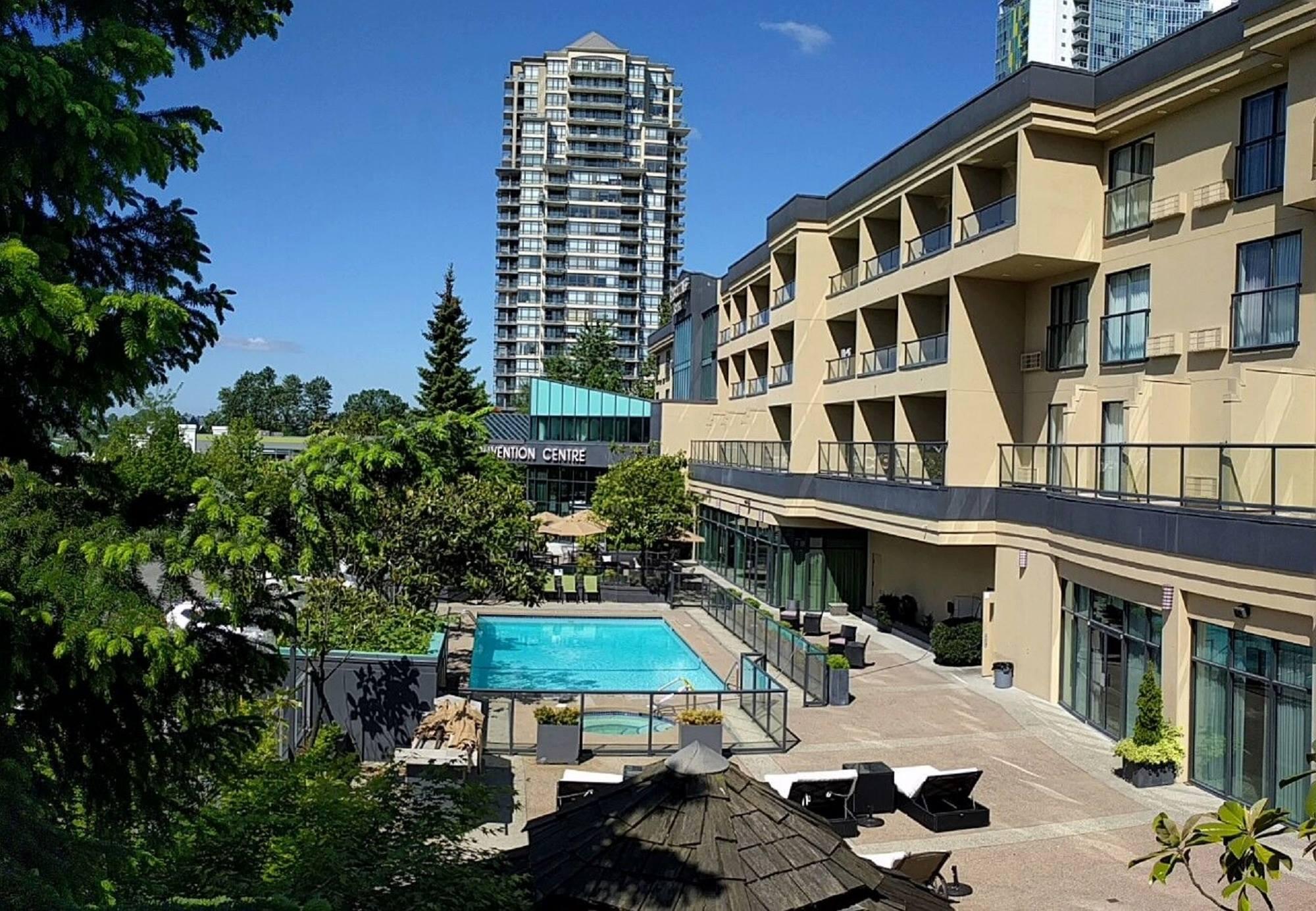 Executive Suites Hotel & Conference Center, Metro Vancouver Бърнаби Екстериор снимка