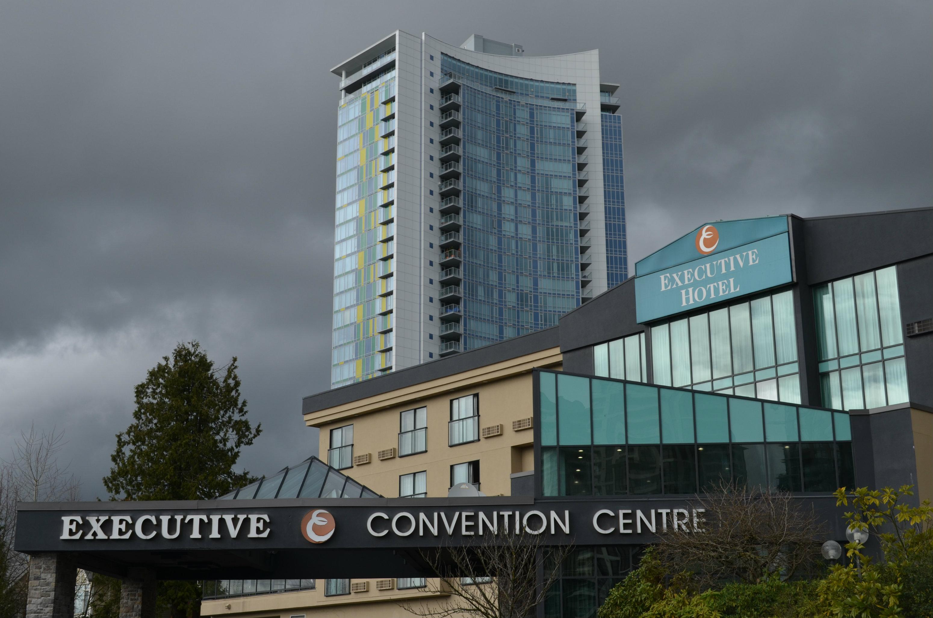Executive Suites Hotel & Conference Center, Metro Vancouver Бърнаби Екстериор снимка