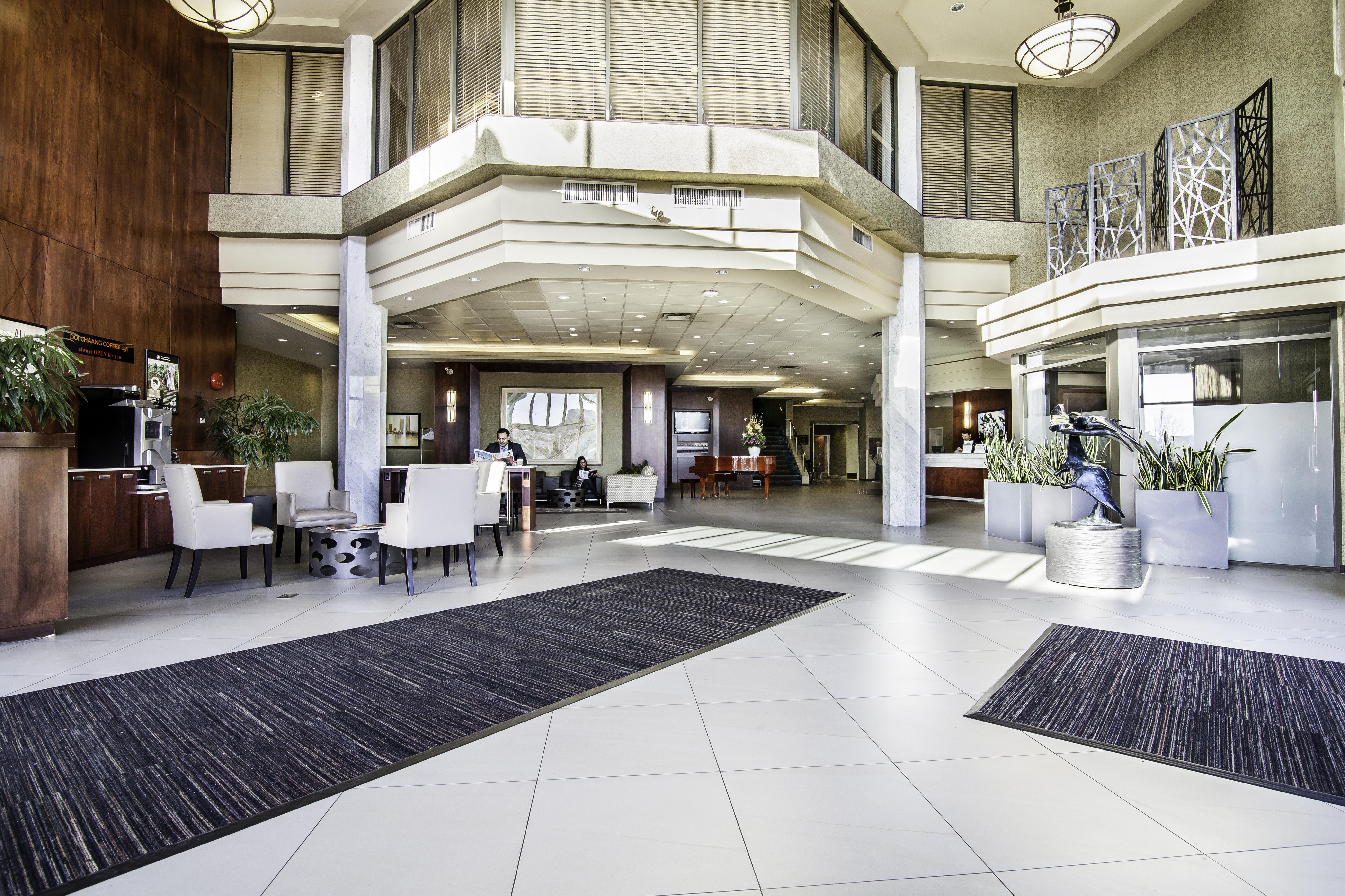 Executive Suites Hotel & Conference Center, Metro Vancouver Бърнаби Екстериор снимка