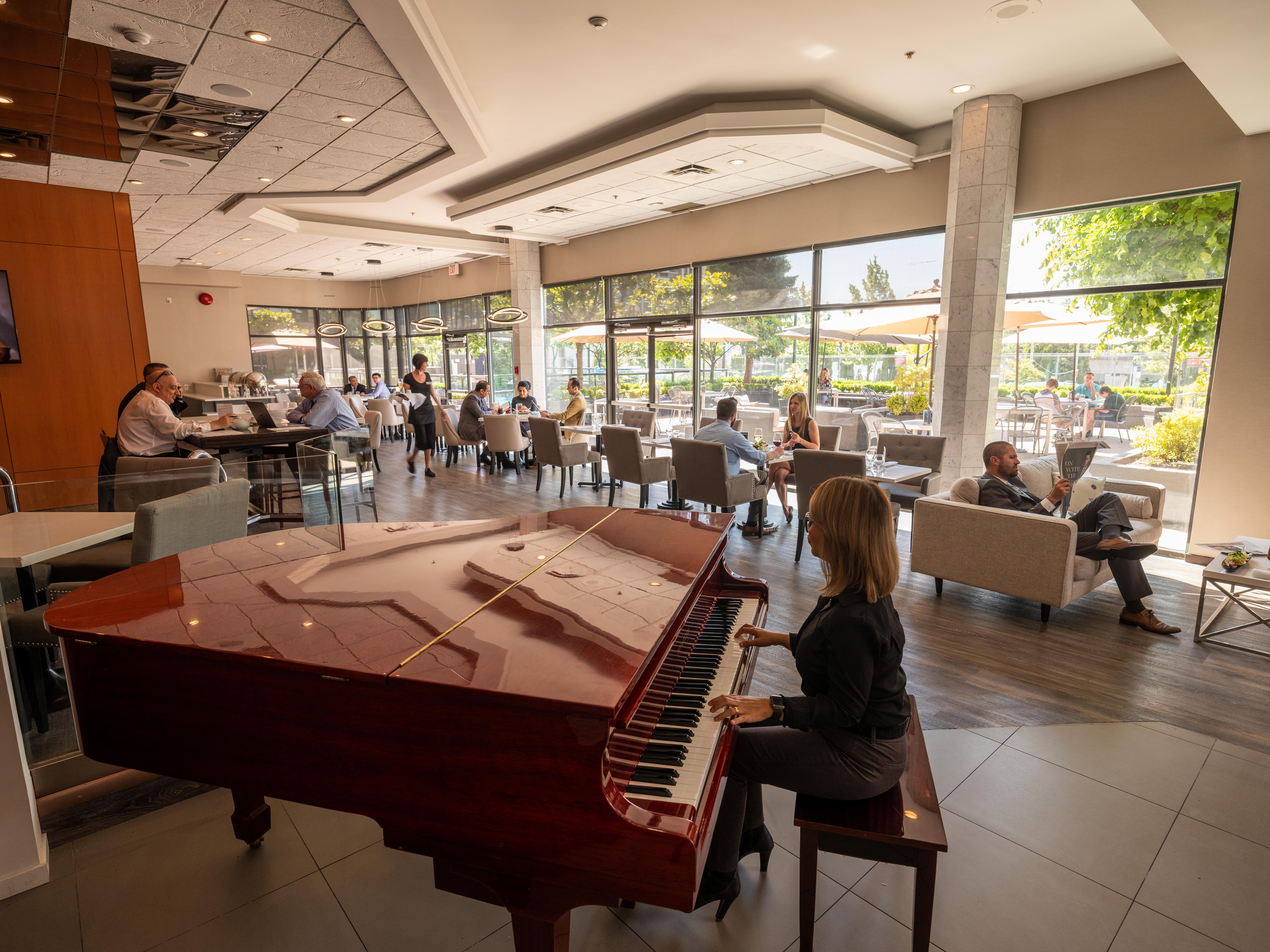 Executive Suites Hotel & Conference Center, Metro Vancouver Бърнаби Екстериор снимка