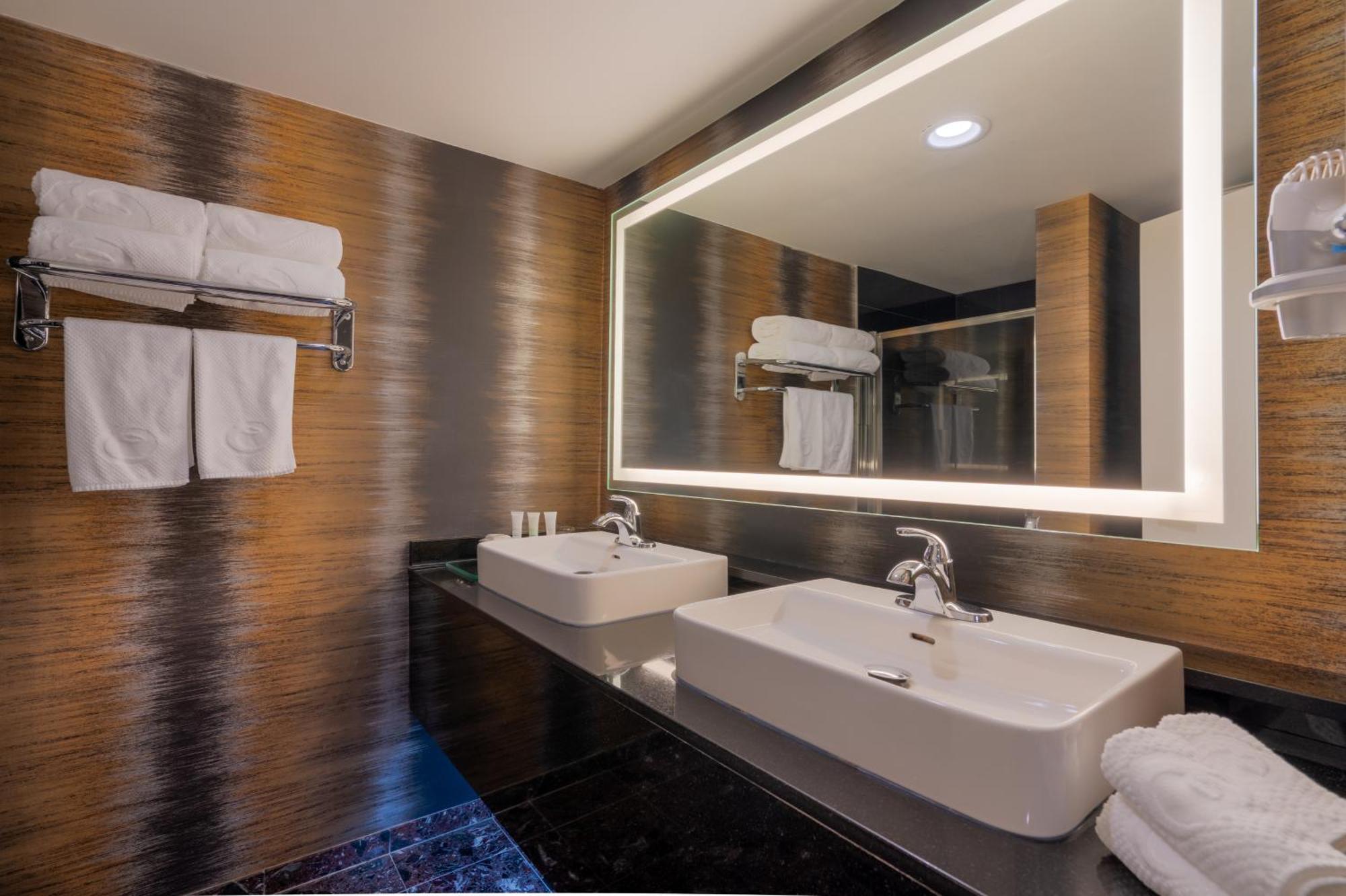 Executive Suites Hotel & Conference Center, Metro Vancouver Бърнаби Екстериор снимка