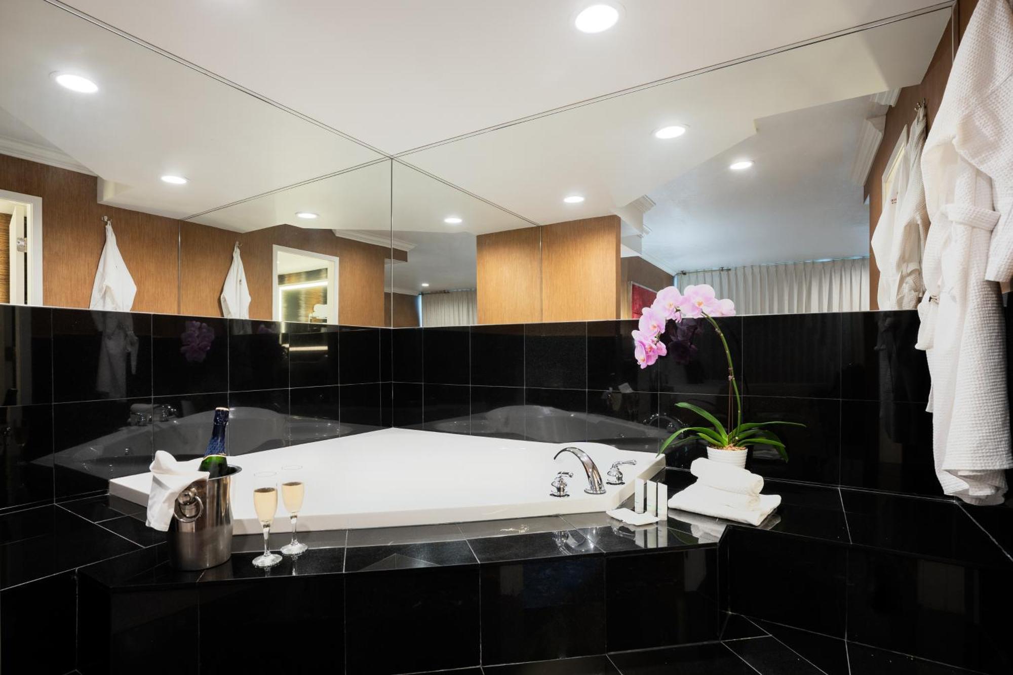 Executive Suites Hotel & Conference Center, Metro Vancouver Бърнаби Екстериор снимка
