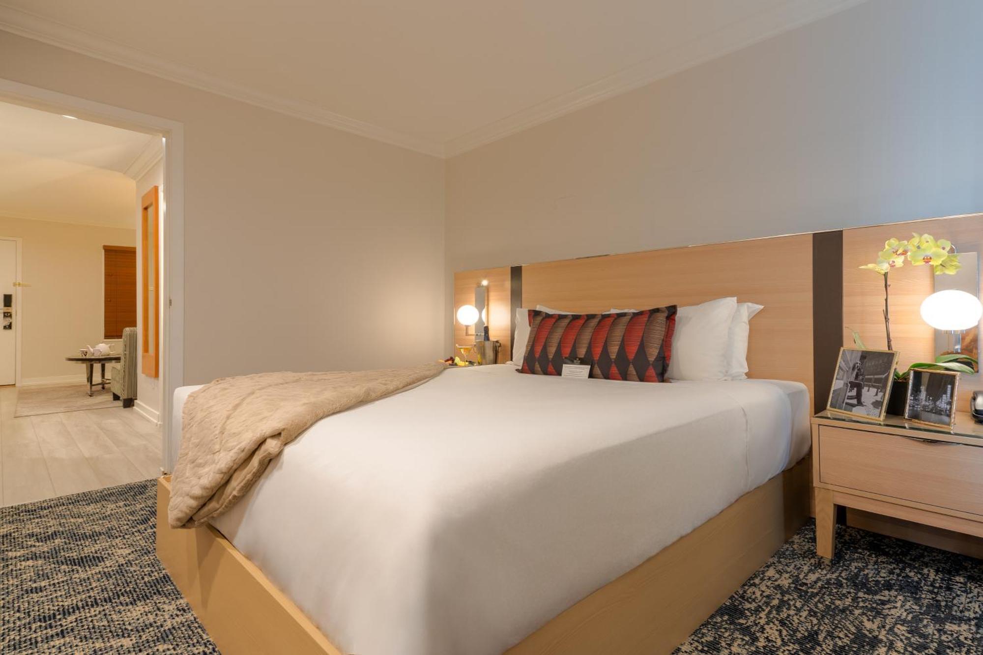 Executive Suites Hotel & Conference Center, Metro Vancouver Бърнаби Екстериор снимка