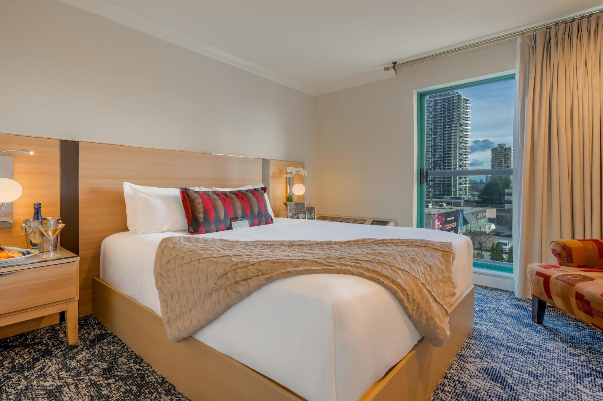 Executive Suites Hotel & Conference Center, Metro Vancouver Бърнаби Екстериор снимка