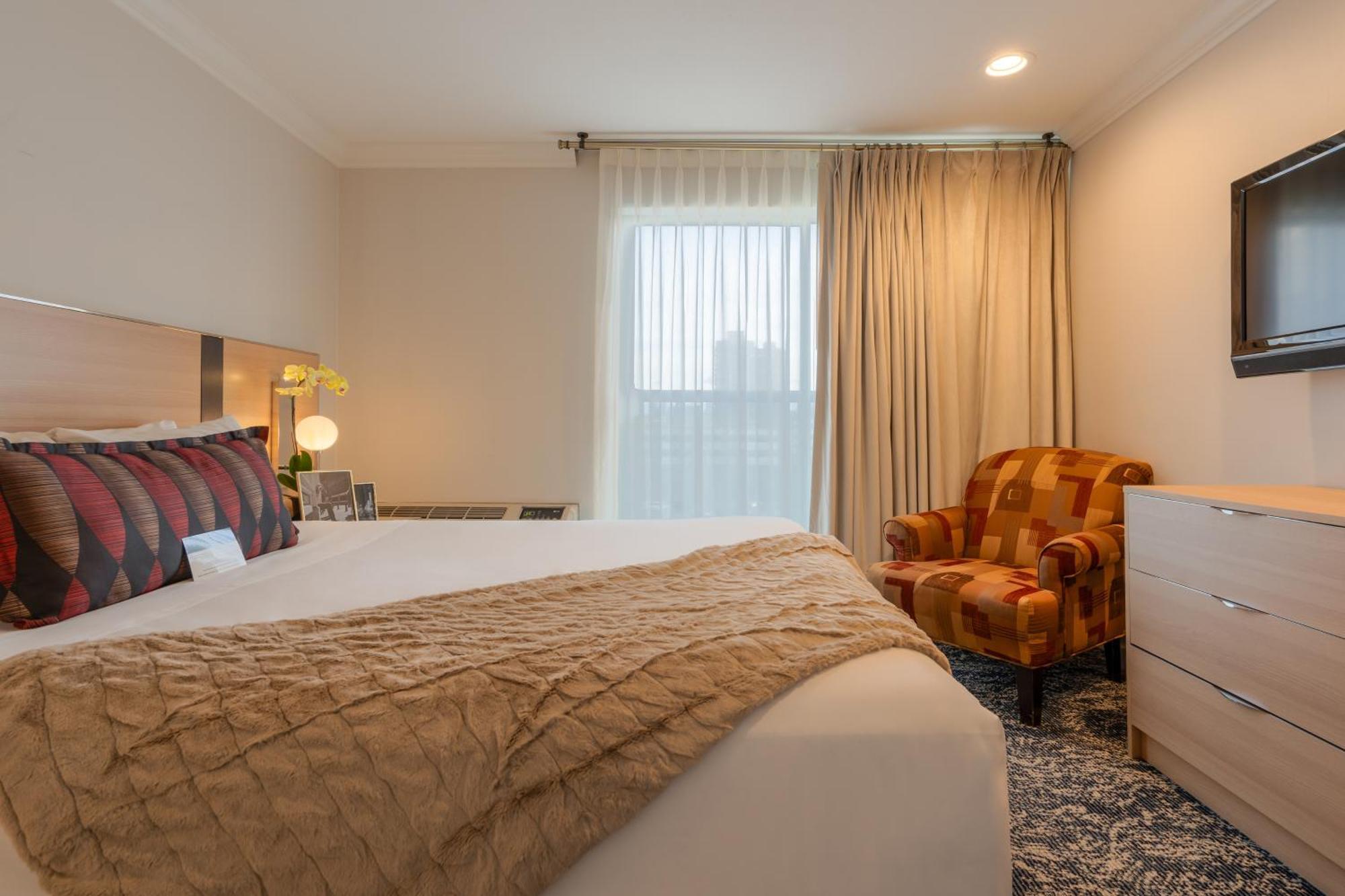 Executive Suites Hotel & Conference Center, Metro Vancouver Бърнаби Екстериор снимка