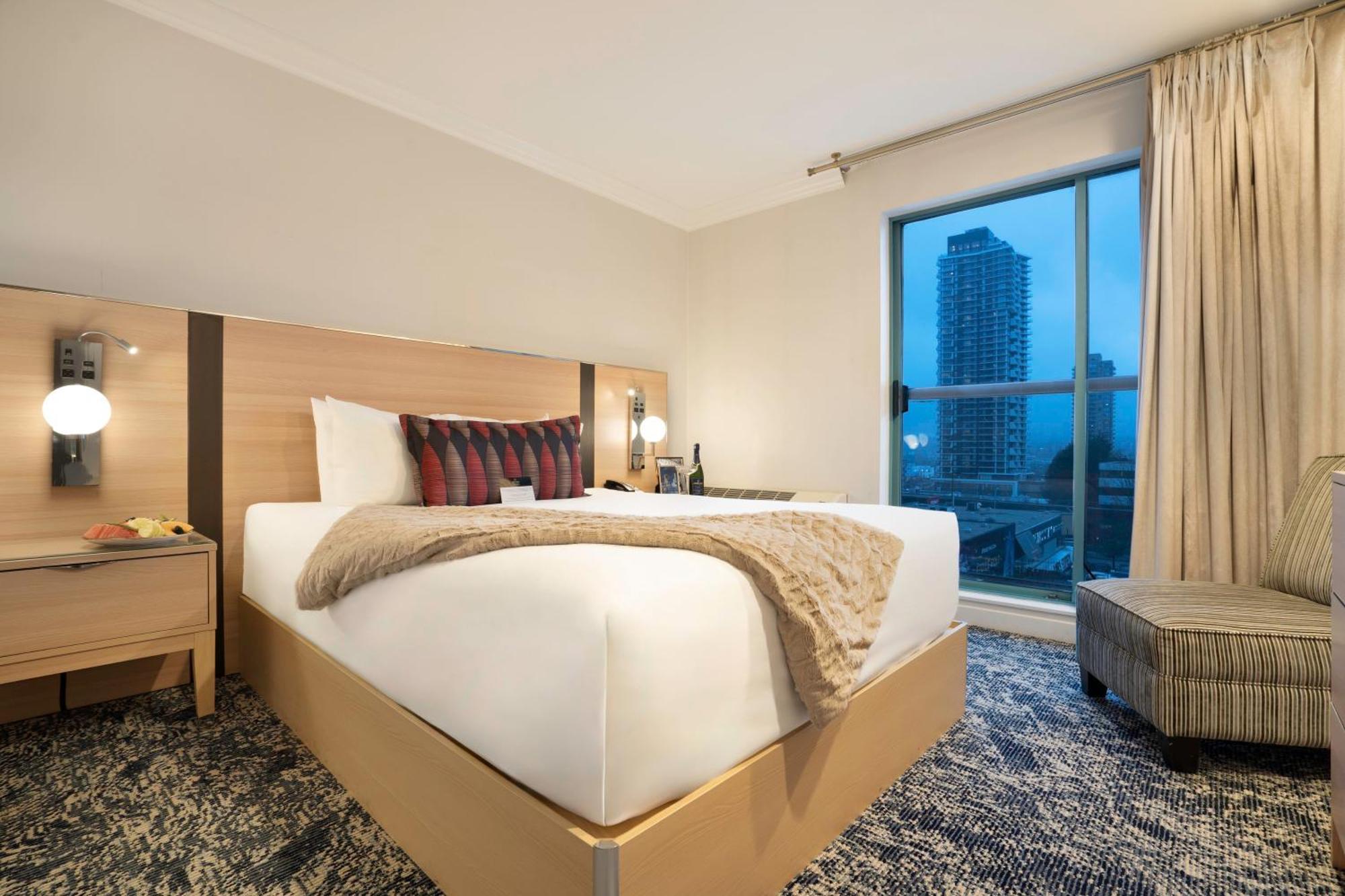 Executive Suites Hotel & Conference Center, Metro Vancouver Бърнаби Екстериор снимка