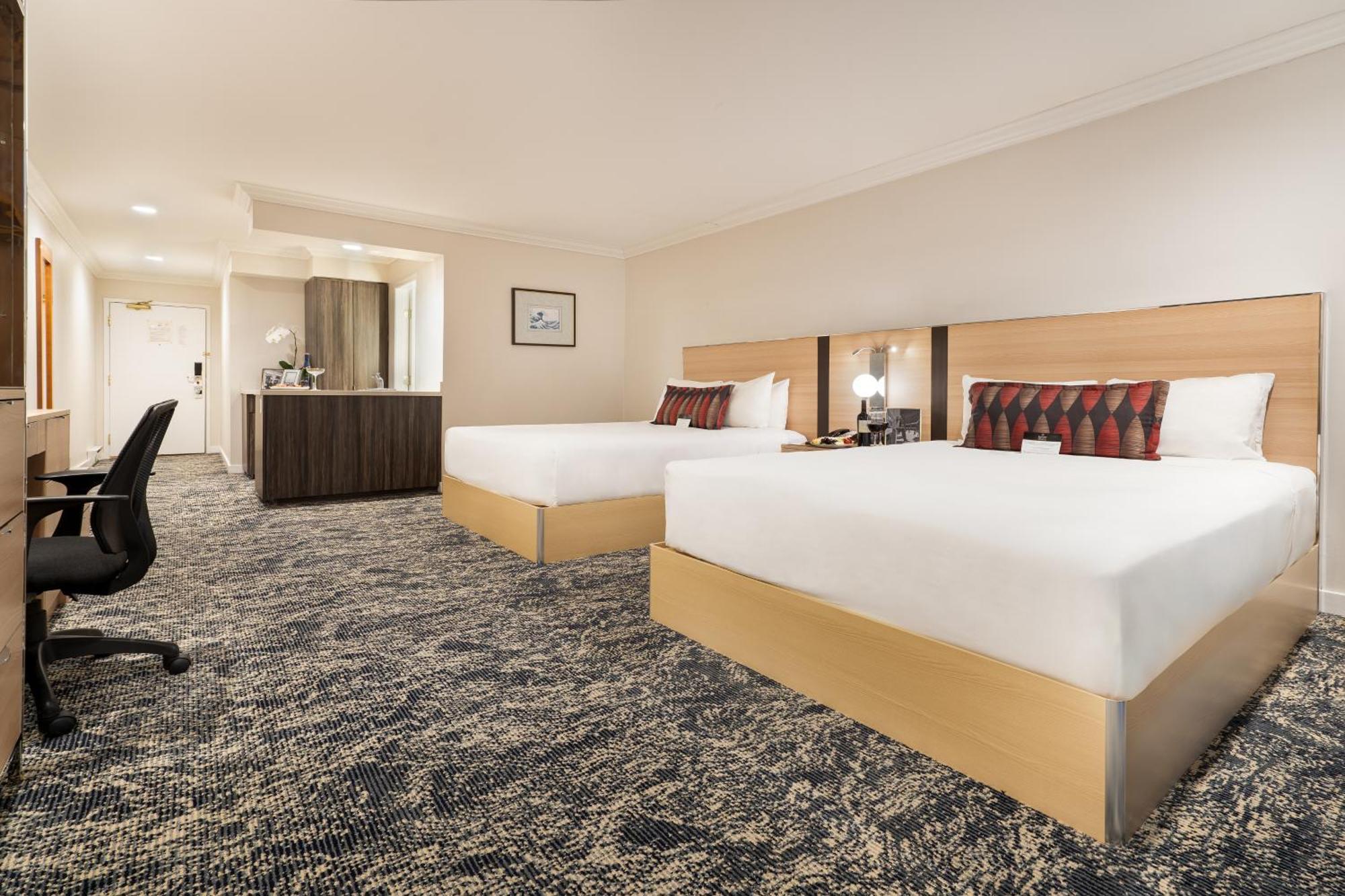 Executive Suites Hotel & Conference Center, Metro Vancouver Бърнаби Екстериор снимка