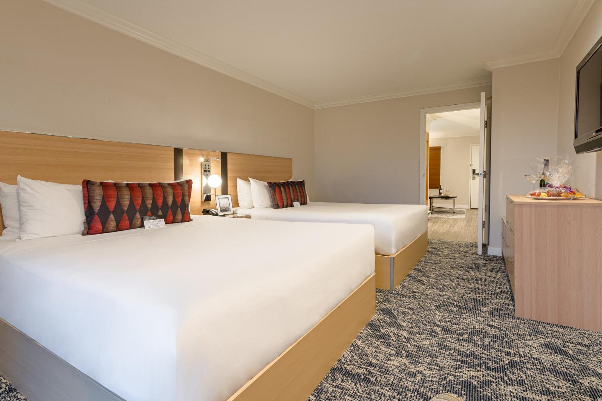 Executive Suites Hotel & Conference Center, Metro Vancouver Бърнаби Екстериор снимка