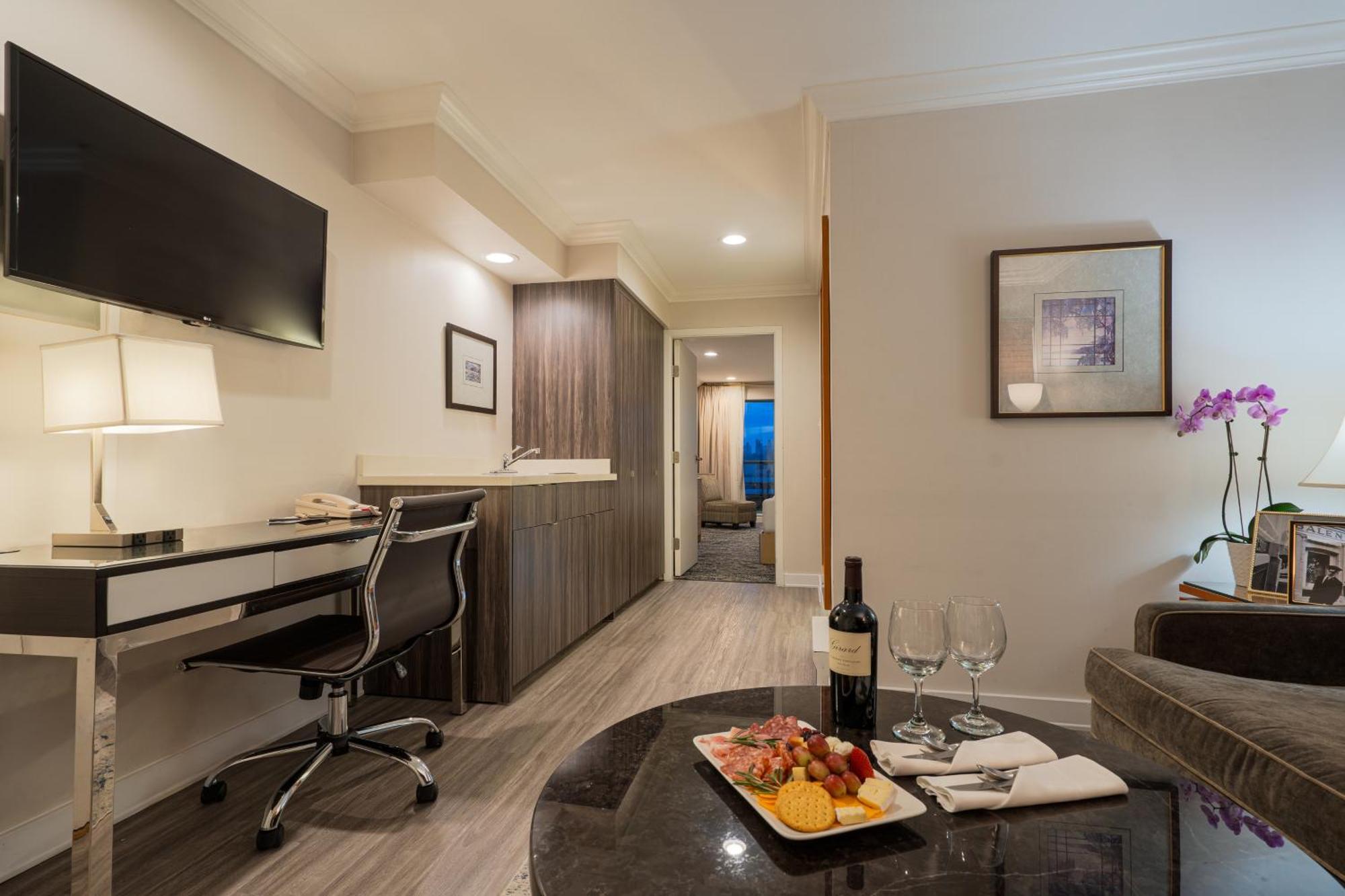 Executive Suites Hotel & Conference Center, Metro Vancouver Бърнаби Екстериор снимка