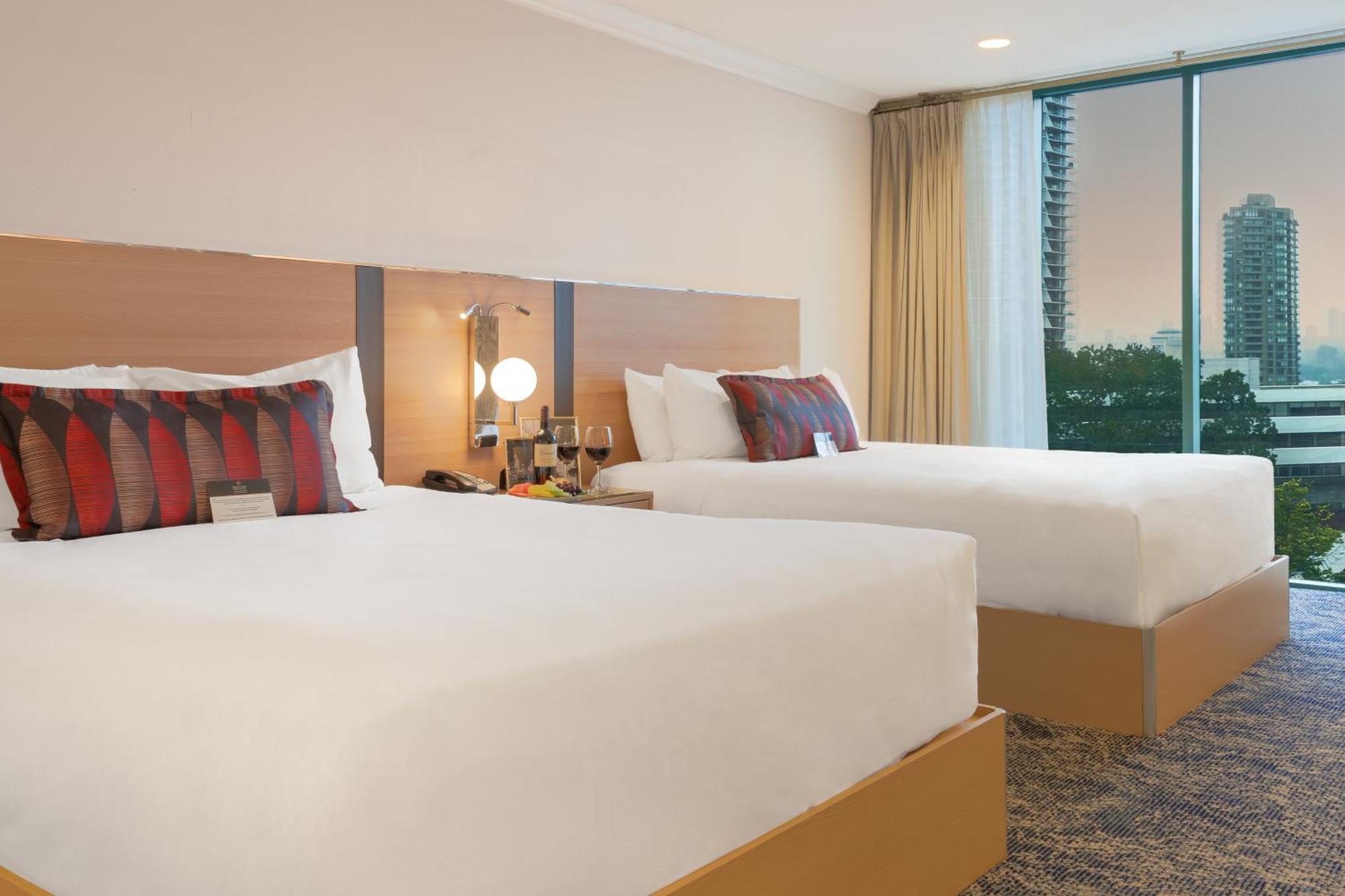 Executive Suites Hotel & Conference Center, Metro Vancouver Бърнаби Екстериор снимка
