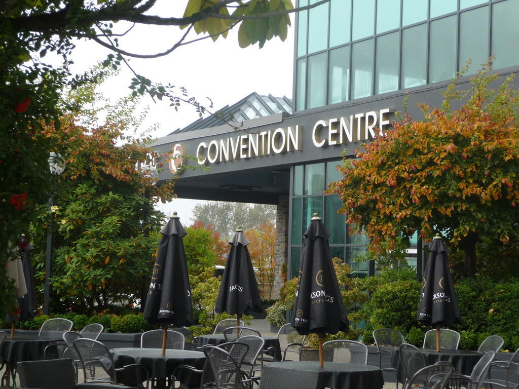 Executive Suites Hotel & Conference Center, Metro Vancouver Бърнаби Екстериор снимка