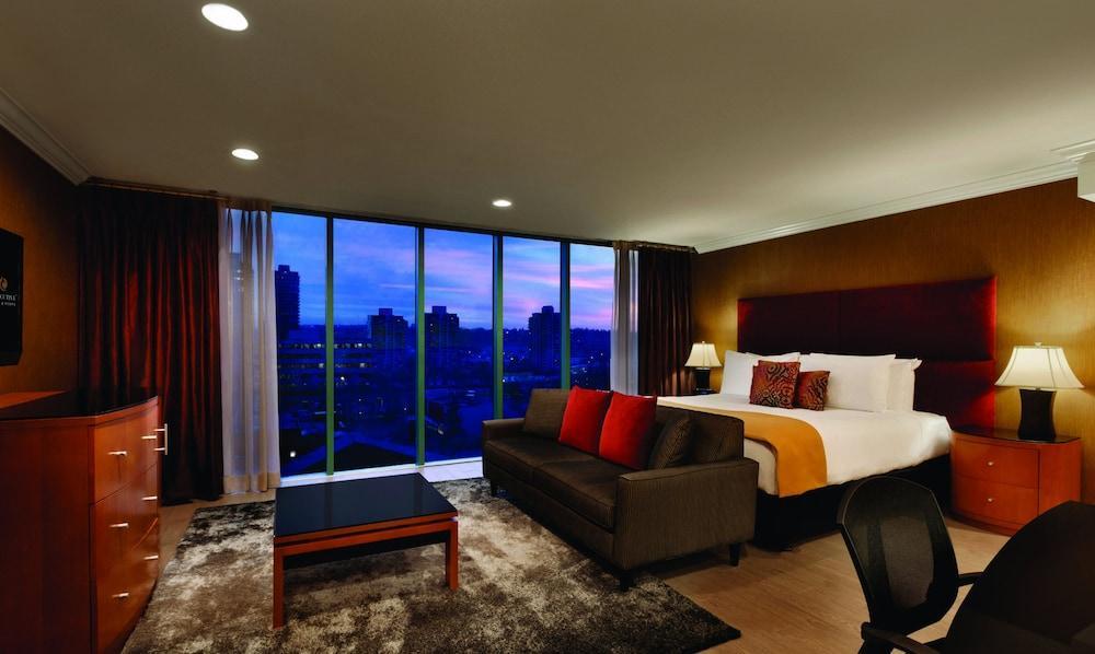 Executive Suites Hotel & Conference Center, Metro Vancouver Бърнаби Екстериор снимка