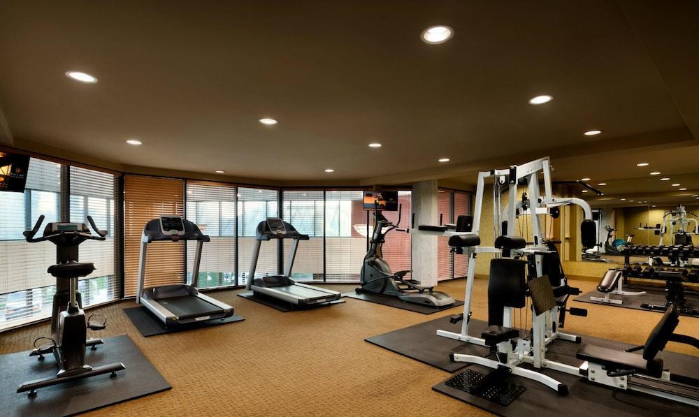 Executive Suites Hotel & Conference Center, Metro Vancouver Бърнаби Екстериор снимка