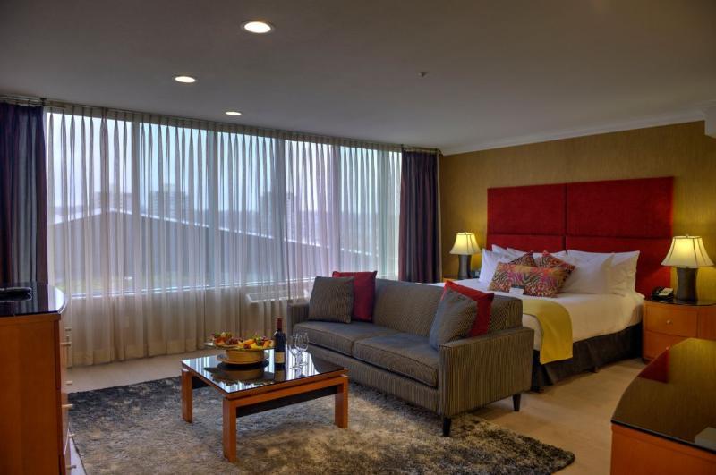 Executive Suites Hotel & Conference Center, Metro Vancouver Бърнаби Екстериор снимка