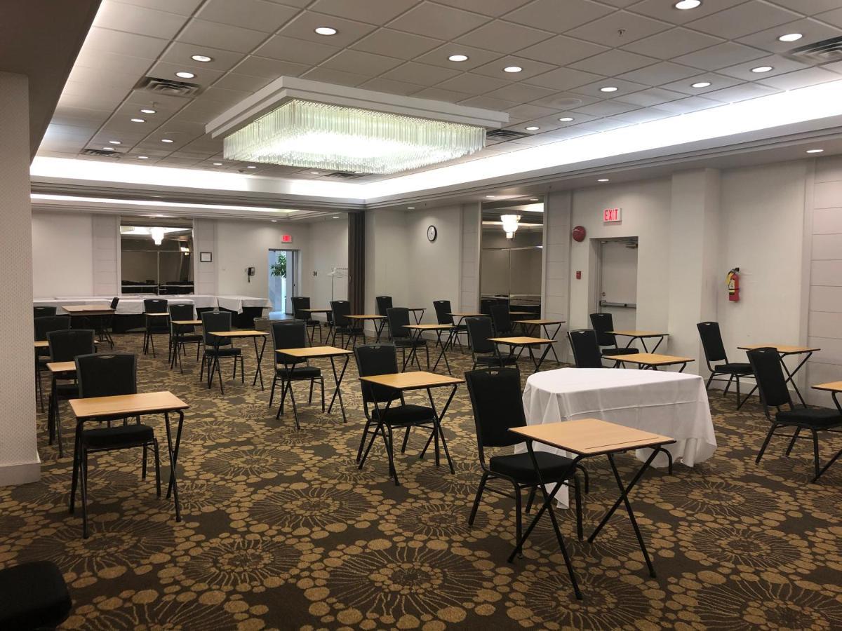 Executive Suites Hotel & Conference Center, Metro Vancouver Бърнаби Екстериор снимка